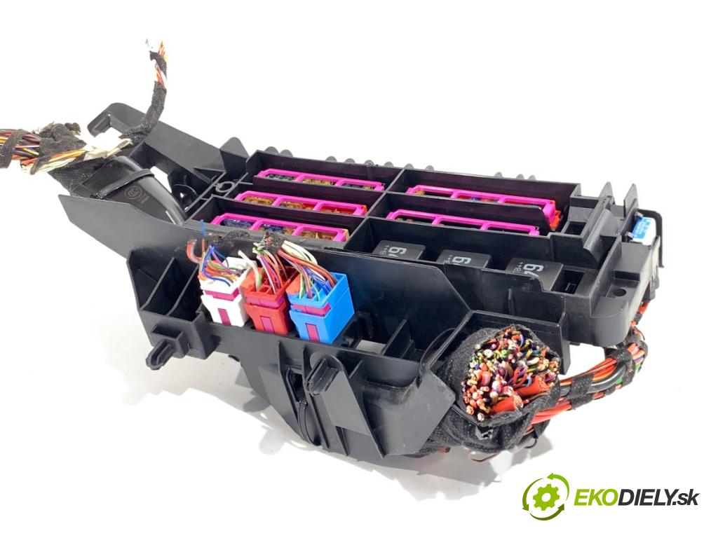 AUDI A4 B9 sedan 2018 185 kW 2.0 TFSI quattro 1984 Skrinka poistková 8W0971845AJ (Poistková skrinka)