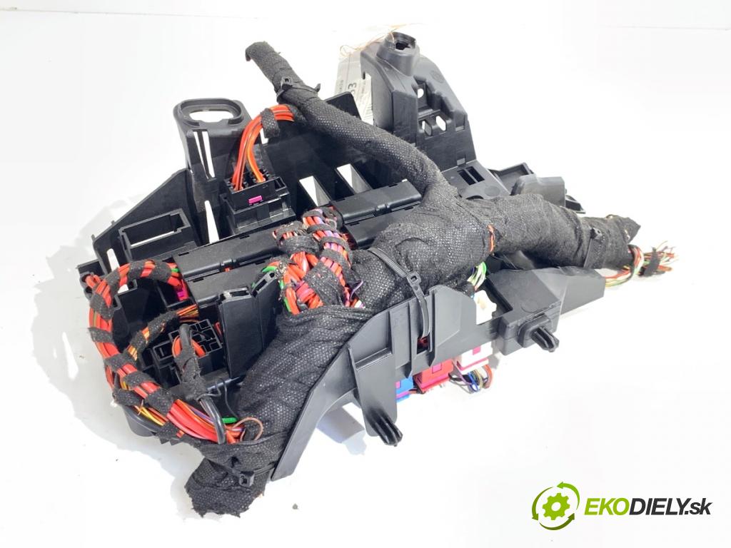 AUDI A4 B9 sedan 2018 185 kW 2.0 TFSI quattro 1984 Skrinka poistková 8W0971845AJ (Poistková skrinka)