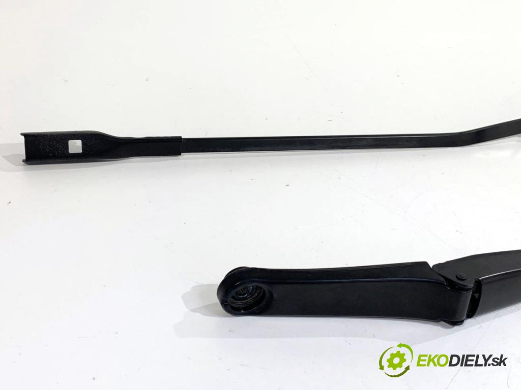 AUDI A4 B9 sedan 2018 185 kW 2.0 TFSI quattro 1984 ramena stěrače přední část 8W1955407 8W1955408