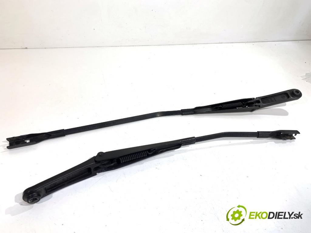 AUDI A4 B9 sedan 2018 185 kW 2.0 TFSI quattro 1984 ramena stěrače přední část 8W1955407 8W1955408