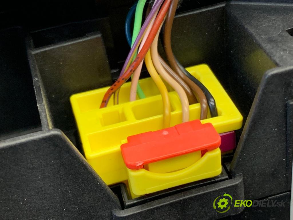 AUDI A4 B9 sedan 2018 185 kW 2.0 TFSI quattro 1984 Prepínač kombinovaný 4M0907129GB (Prepínacie páčky pod volantom)