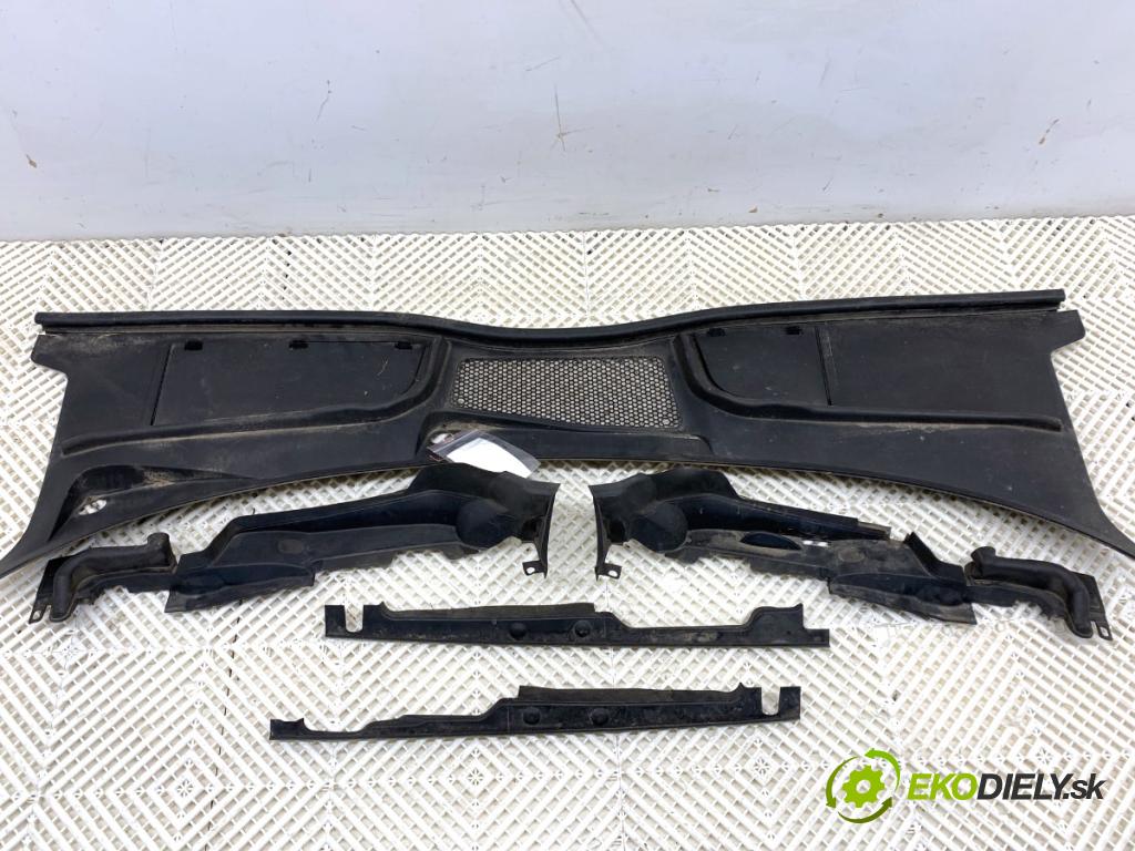 AUDI A4 B9 sedan 2018 185 kW 2.0 TFSI quattro 1984 torpédo plast pod čelní okno 8W1819403 (Plast pod čelním sklem)