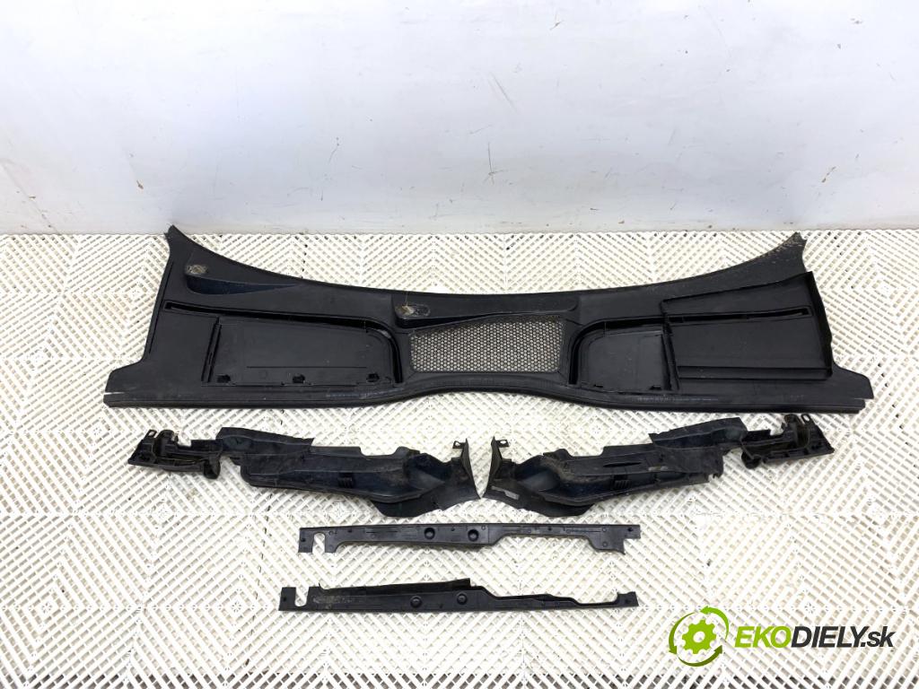 AUDI A4 B9 sedan 2018 185 kW 2.0 TFSI quattro 1984 Torpédo, plast pod čelné okno 8W1819403 (Torpédo (plast pod čelným sklom))