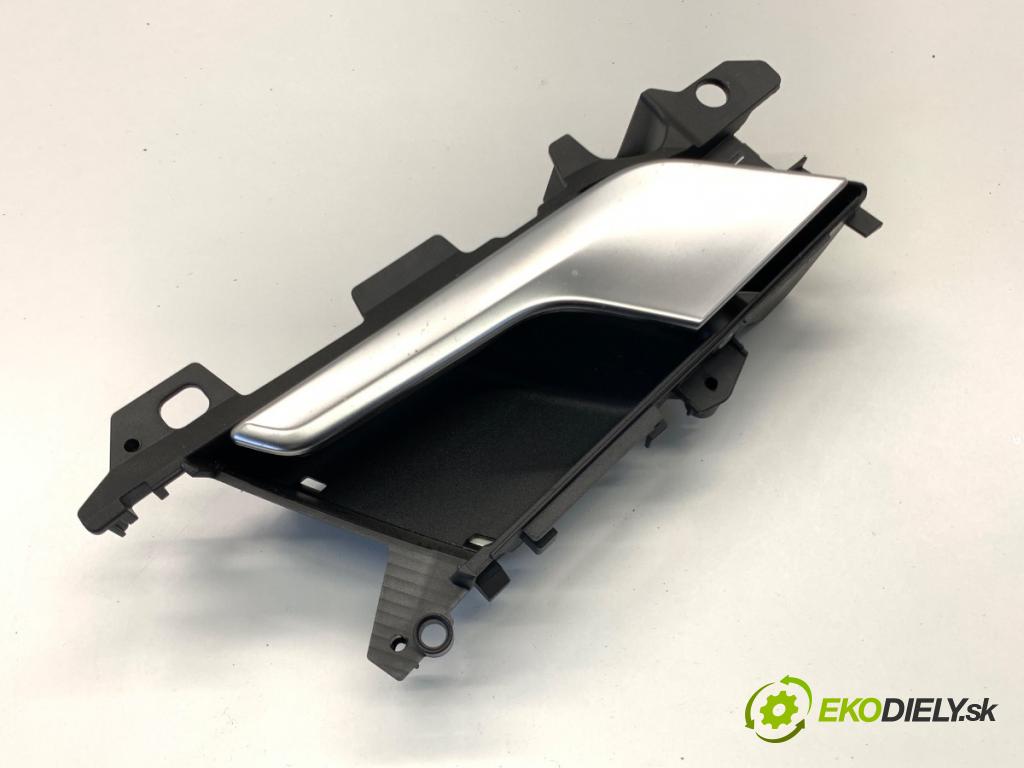 AUDI A4 B9 sedan 2018 185 kW 2.0 TFSI quattro 1984 Kľučka vnútorná ľavy zad