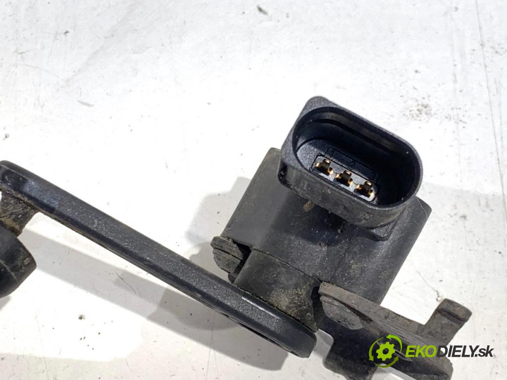 AUDI A4 B9 sedan 2018 185 kW 2.0 TFSI quattro 1984 Snímač XENON zad ľavy 4M0907503