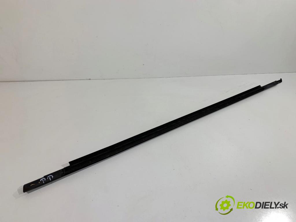 AUDI A4 B9 sedan 2018 185 kW 2.0 TFSI quattro 1984 Lišta Sbírání: predný pravy 8W0853284