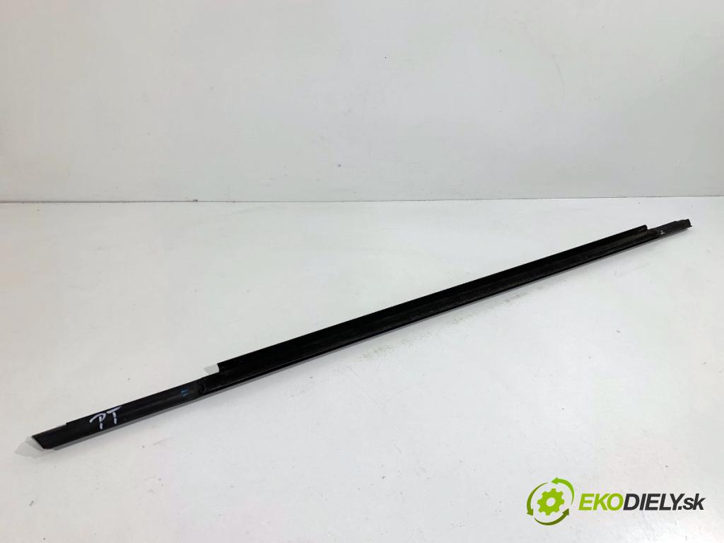 AUDI A4 B9 sedan 2018 185 kW 2.0 TFSI quattro 1984 Lišta Sbírání: zad pravy 8W0853764