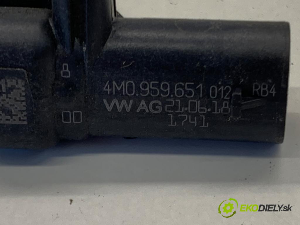 AUDI A4 B9 sedan 2018 185 kW 2.0 TFSI quattro 1984 snímač nárazu 4M0959651 (Snímač nárazu)
