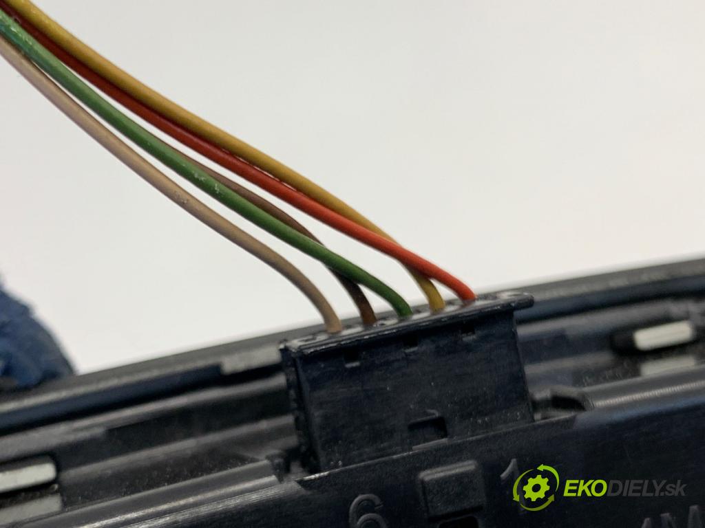 AUDI A4 B9 sedan 2018 185 kW 2.0 TFSI quattro 1984 Svetlo stropné zad 4M0947111