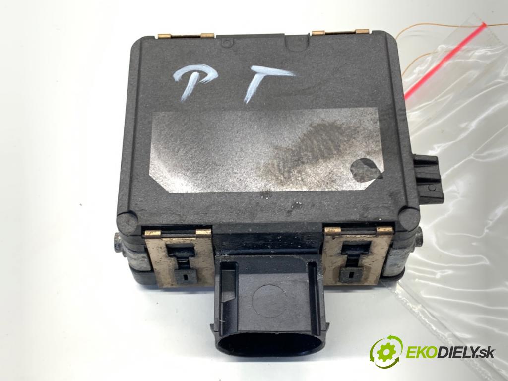 AUDI A4 B9 sedan 2018 185 kW 2.0 TFSI quattro 1984 ASISTENT: PASA RADAR: pravy 4M0907566E