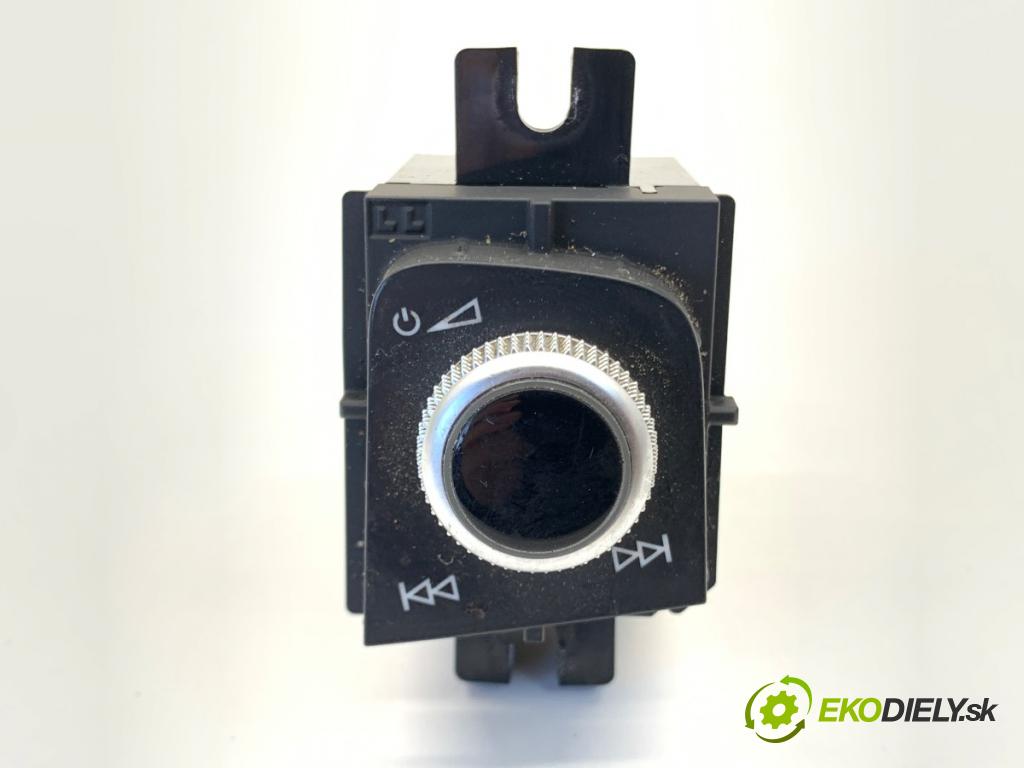 AUDI A4 B9 sedan 2018 185 kW 2.0 TFSI quattro 1984 Panel ovládania radia 8W1919616 (Prepínacie páčky pod volantom)