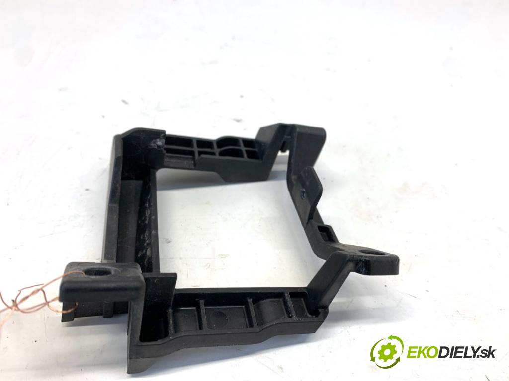 AUDI A4 B9 sedan 2018 185 kW 2.0 TFSI quattro 1984 Uchytenie RADAR: DISTRONIC pravé 8W0907176