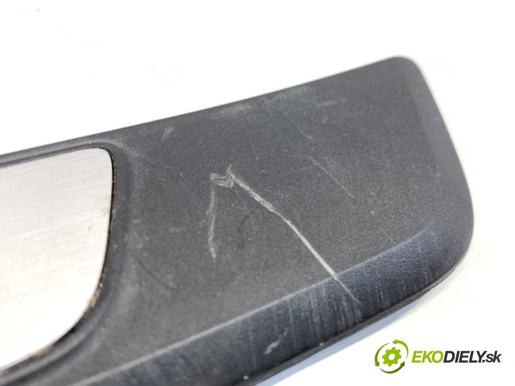 AUDI A4 B9 sedan 2018 185 kW 2.0 TFSI quattro 1984 Lišta Násada prahu predný pravá S-LINE 8W0947417A