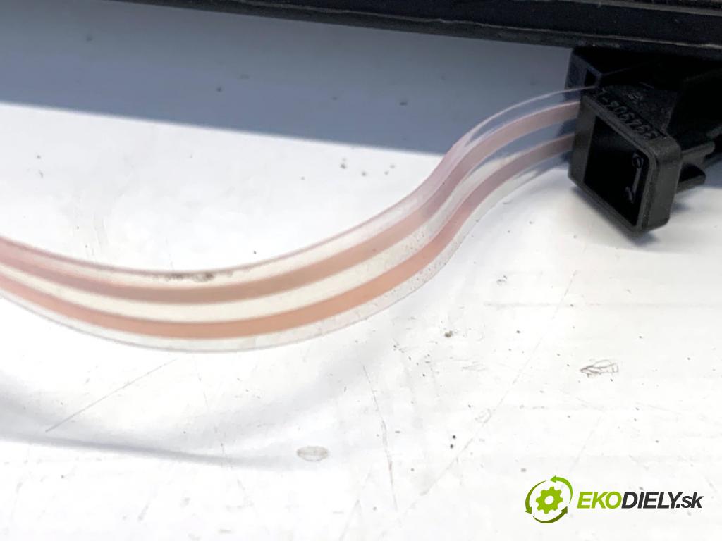 AUDI A4 B9 sedan 2018 185 kW 2.0 TFSI quattro 1984 Lišta Násada prahu predný pravá S-LINE 8W0947417A