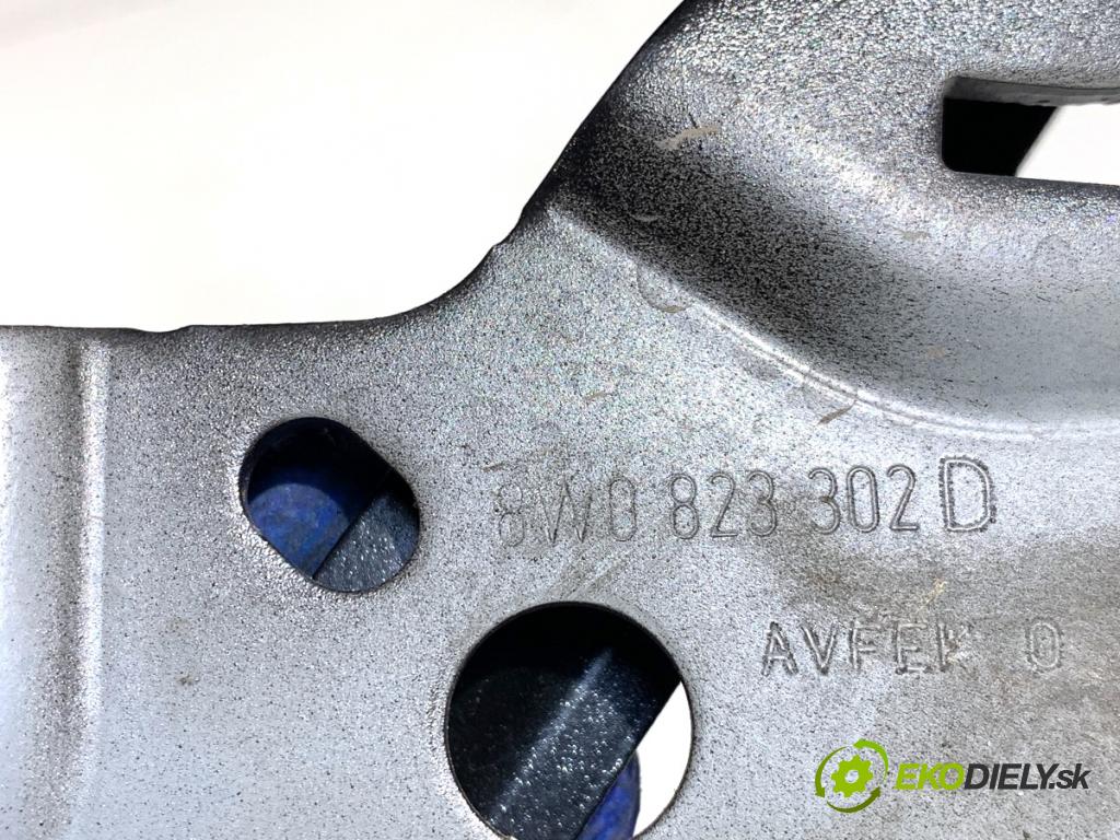 AUDI A4 B9 sedan 2018 185 kW 2.0 TFSI quattro 1984 závěs kapoty pravý přední část 8W0823302D