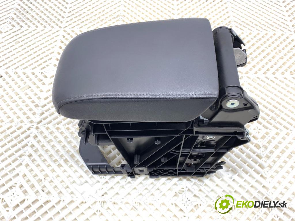 VW GOLF VII Kombi 2015 110 kW 2.0 TDI 1968 Lakťová opierka koža 