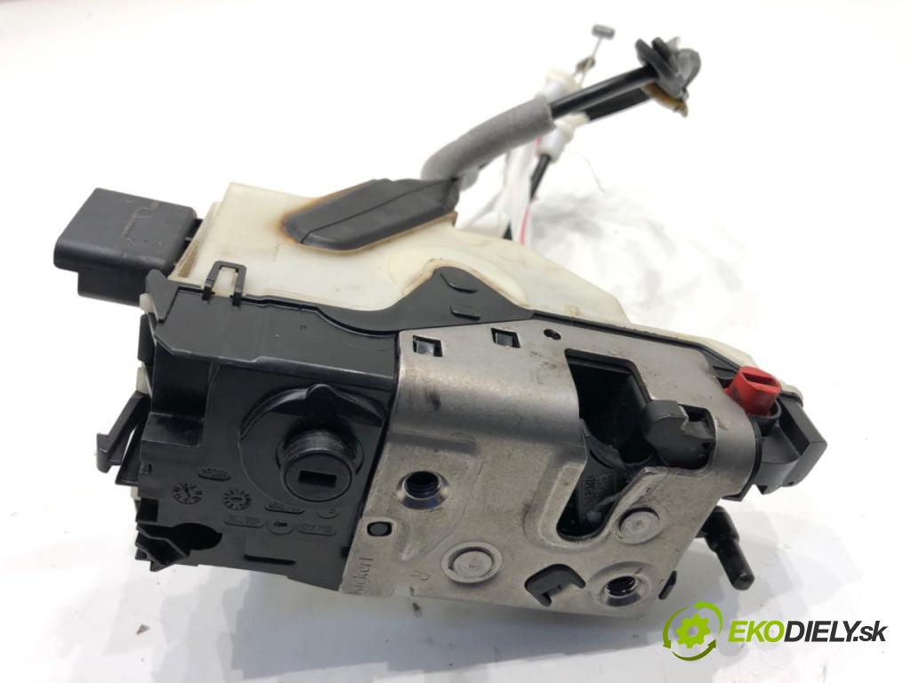 PEUGEOT 2008 I SUV 2016 96 kW 1.2 THP 130 / PureTech 130 1199 zámok Dvere pravy zad 9812501180