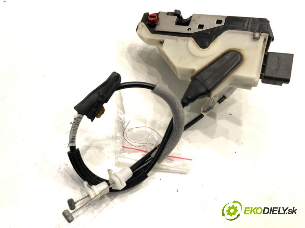 PEUGEOT 2008 I SUV 2016 96 kW 1.2 THP 130 / PureTech 130 1199 zámok Dvere pravy zad 9812501180