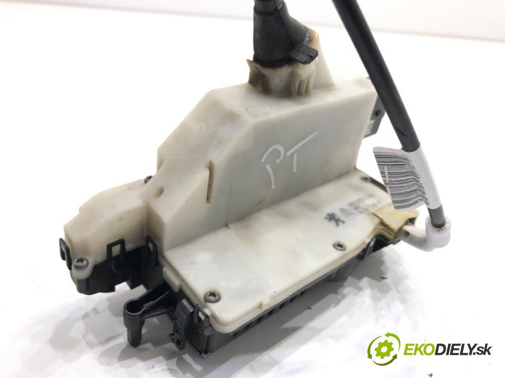 PEUGEOT 2008 I SUV 2016 96 kW 1.2 THP 130 / PureTech 130 1199 zámok Dvere pravy zad 9812501180