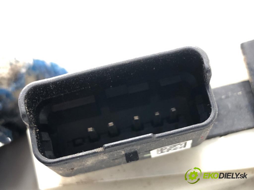 PEUGEOT 2008 I SUV 2016 96 kW 1.2 THP 130 / PureTech 130 1199 zámok Dvere pravy zad 9812501180