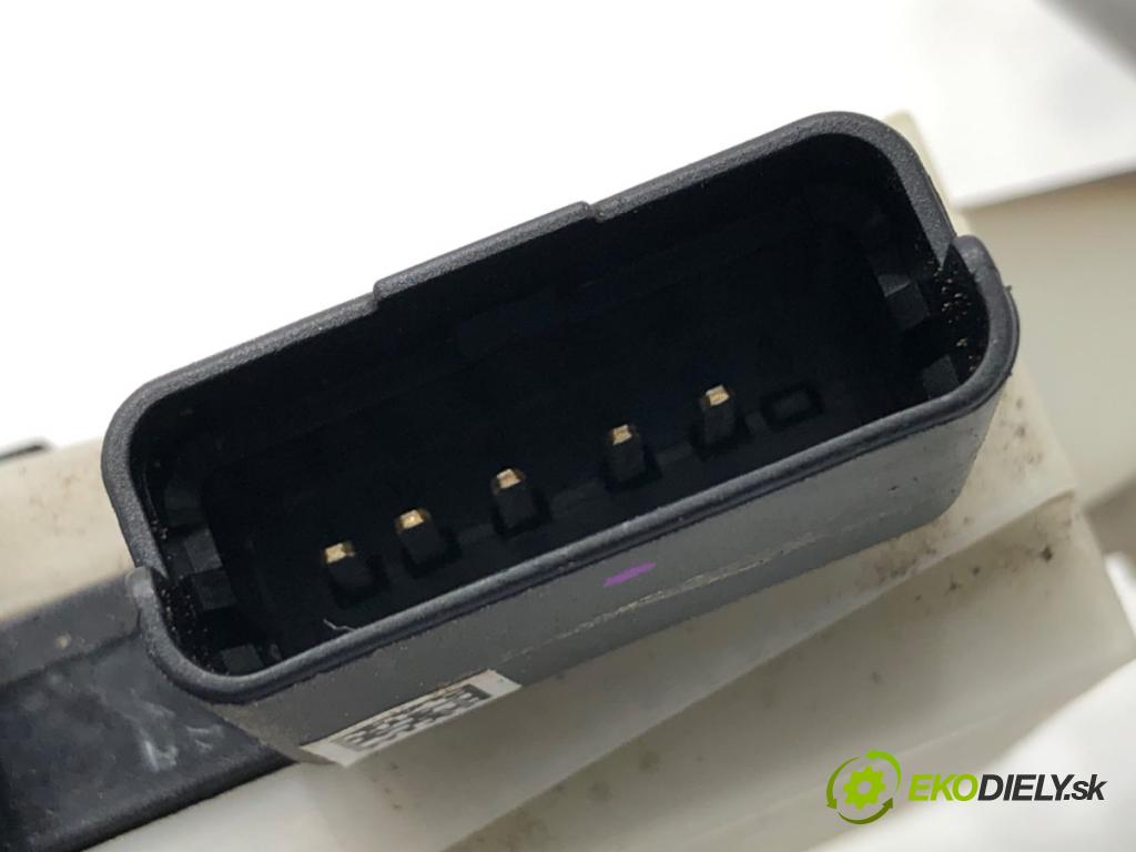 PEUGEOT 2008 I SUV 2016 96 kW 1.2 THP 130 / PureTech 130 1199 zámok Dvere ľavy zad 9812501280