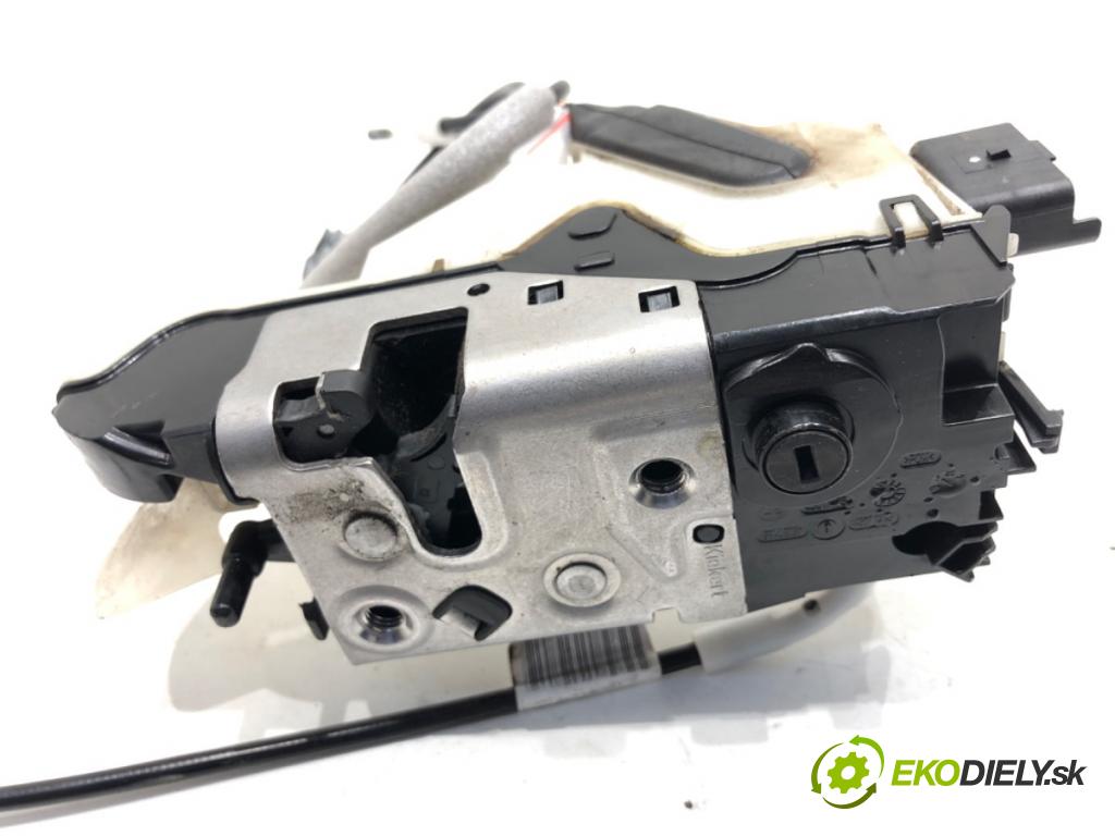 PEUGEOT 2008 I SUV 2016 96 kW 1.2 THP 130 / PureTech 130 1199 zámok Dvere ľavy predný 9812500880