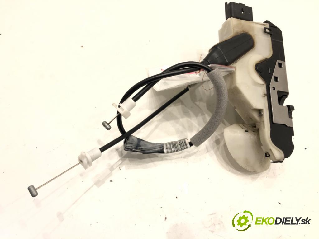 PEUGEOT 2008 I SUV 2016 96 kW 1.2 THP 130 / PureTech 130 1199 zámok Dvere ľavy predný 9812500880