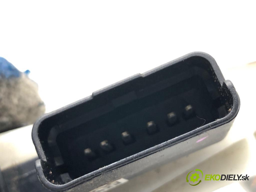 PEUGEOT 2008 I SUV 2016 96 kW 1.2 THP 130 / PureTech 130 1199 zámok Dvere ľavy predný 9812500880