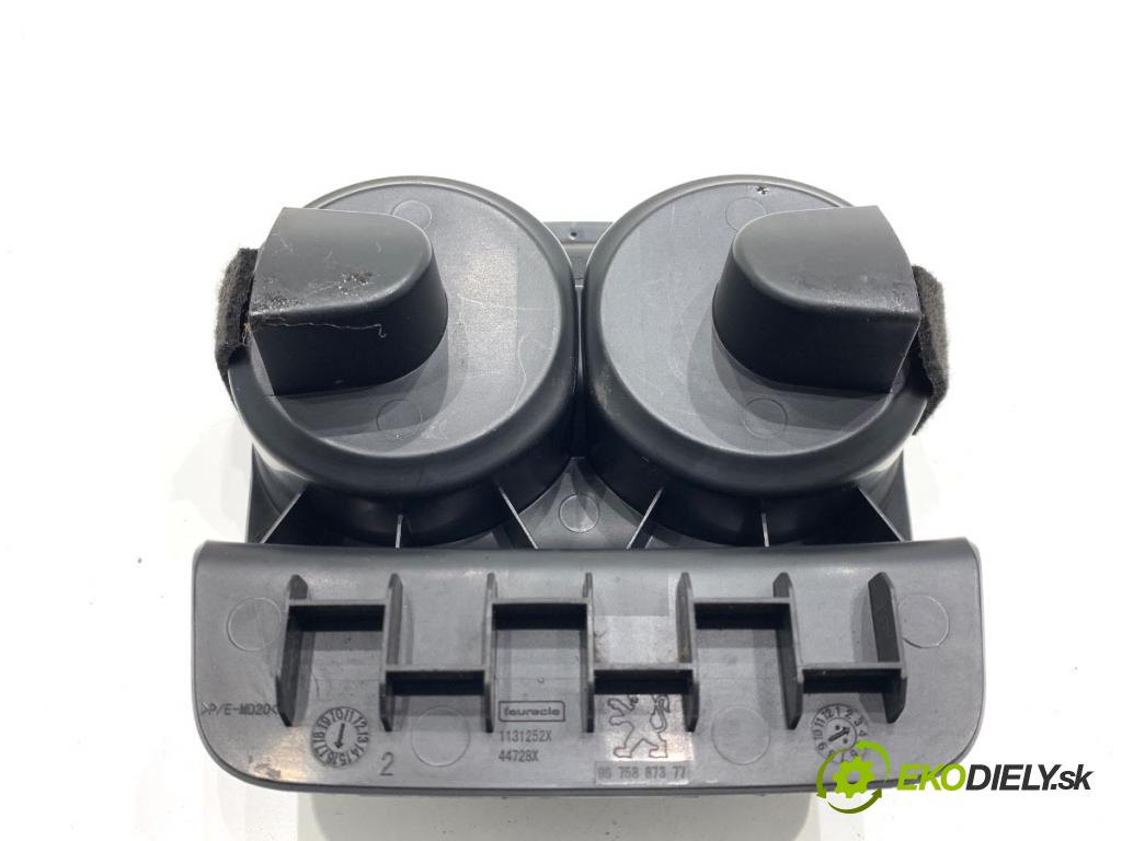 PEUGEOT 2008 I SUV 2016 96 kW 1.2 THP 130 / PureTech 130 1199 Držiak na nápoje 9675887377 (Držiak (úchyt) na nápoje)