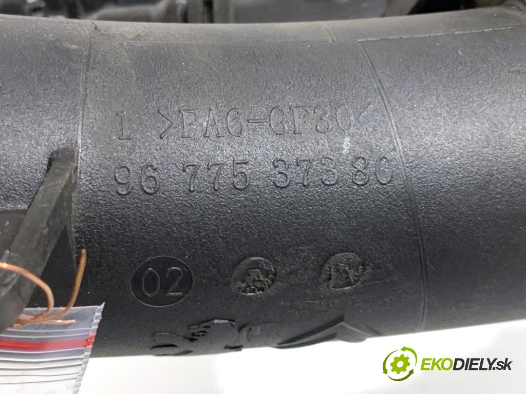 PEUGEOT 2008 I SUV 2016 96 kW 1.2 THP 130 / PureTech 130 1199 rúrka turba 9677537380 (Hadica turbodúchadla)