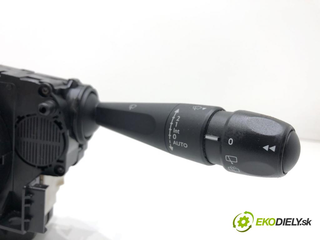 PEUGEOT 2008 I SUV 2016 96 kW 1.2 THP 130 / PureTech 130 1199 Prepínač kombinovaný E10677120 (Prepínacie páčky pod volantom)