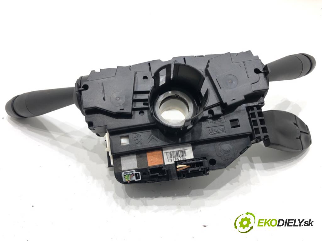 PEUGEOT 2008 I SUV 2016 96 kW 1.2 THP 130 / PureTech 130 1199 Prepínač kombinovaný E10677120 (Prepínacie páčky pod volantom)