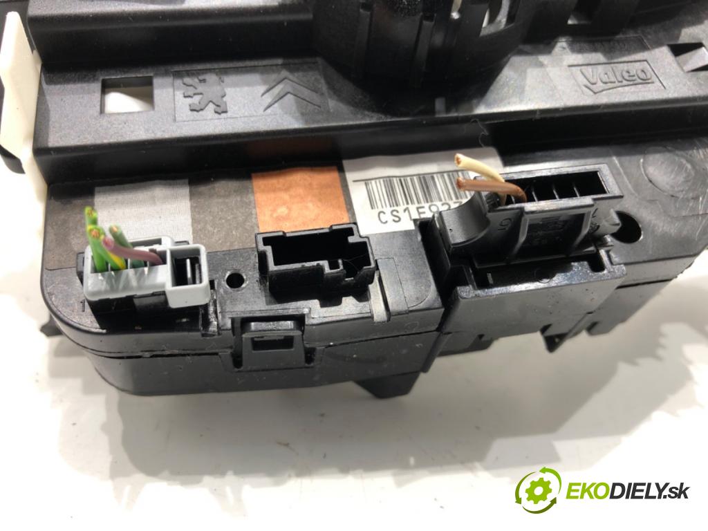 PEUGEOT 2008 I SUV 2016 96 kW 1.2 THP 130 / PureTech 130 1199 Prepínač kombinovaný E10677120 (Prepínacie páčky pod volantom)