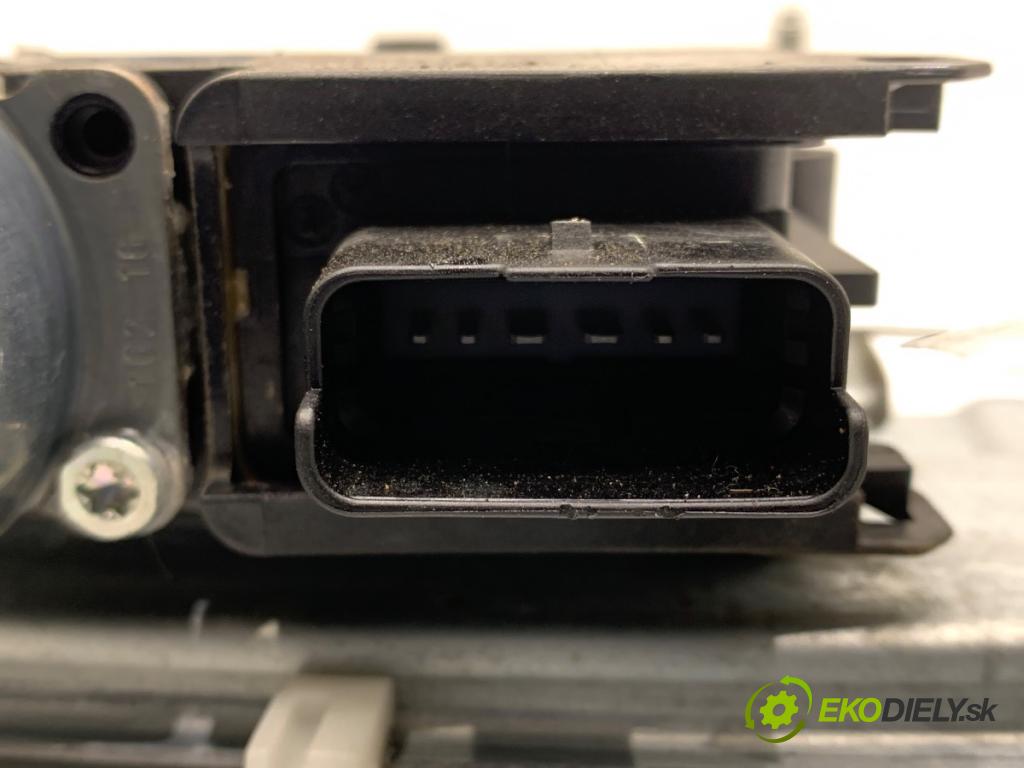 PEUGEOT 2008 I SUV 2016 96 kW 1.2 THP 130 / PureTech 130 1199 Mechanizmus okna ľavy predný 9806081880