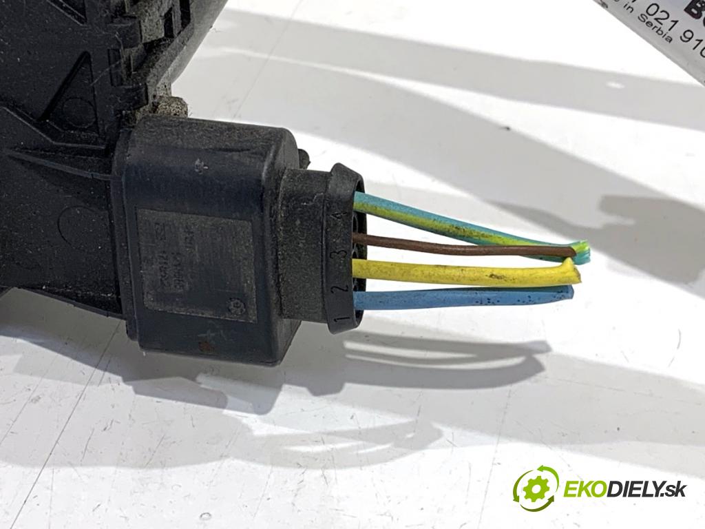 PEUGEOT 2008 I SUV 2016 96 kW 1.2 THP 130 / PureTech 130 1199 mechanismus stěračů přední část 9815497780 (Motorek stěračů přední)