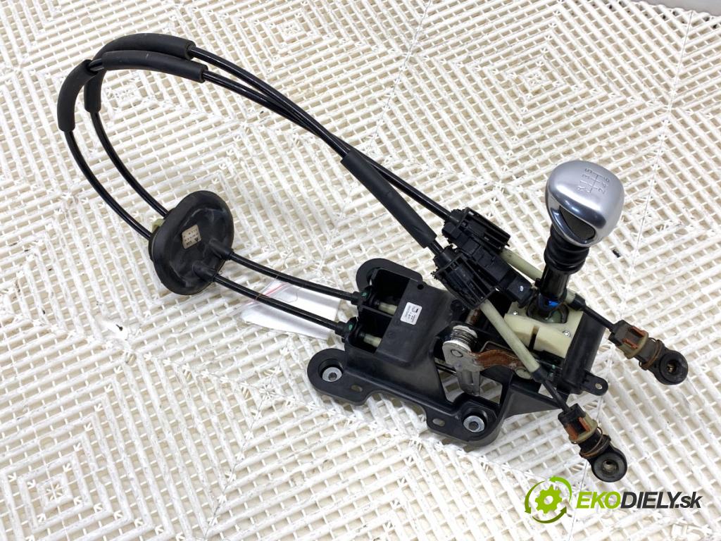 PEUGEOT 2008 I SUV 2016 96 kW 1.2 THP 130 / PureTech 130 1199 kulisa 9806780680 (Řadicí páka (kulisa) )