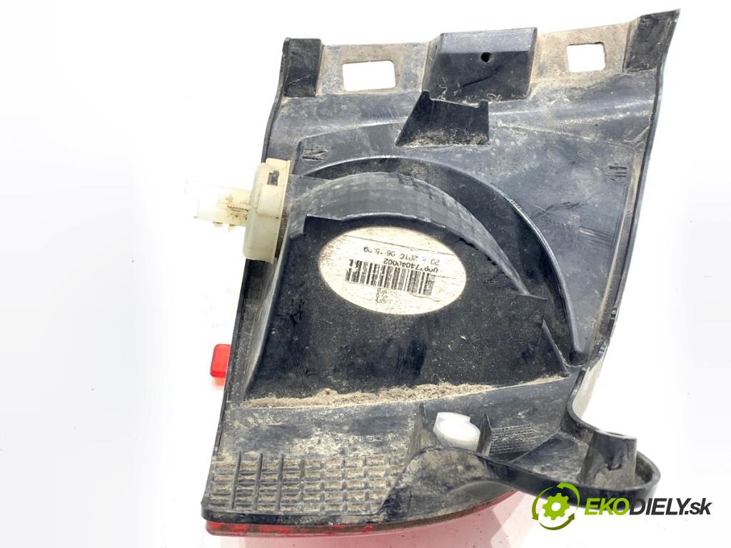 PEUGEOT 2008 I SUV 2016 96 kW 1.2 THP 130 / PureTech 130 1199 Svetlo nárazníka pravy zad