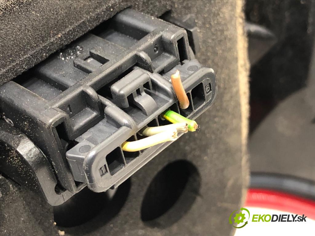 PEUGEOT 2008 I SUV 2016 96 kW 1.2 THP 130 / PureTech 130 1199 Svetlo pravy zad 9814747880