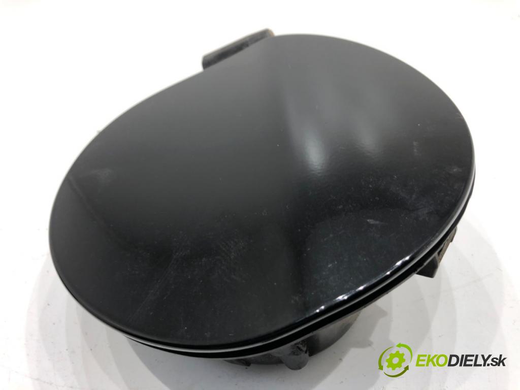 PEUGEOT 2008 I SUV 2016 96 kW 1.2 THP 130 / PureTech 130 1199 Dvierka nádrže paliva  (Kľučka dverí ostatné)