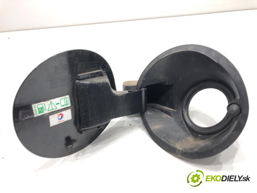 PEUGEOT 2008 I SUV 2016 96 kW 1.2 THP 130 / PureTech 130 1199 Dvierka nádrže paliva  (Kľučka dverí ostatné)