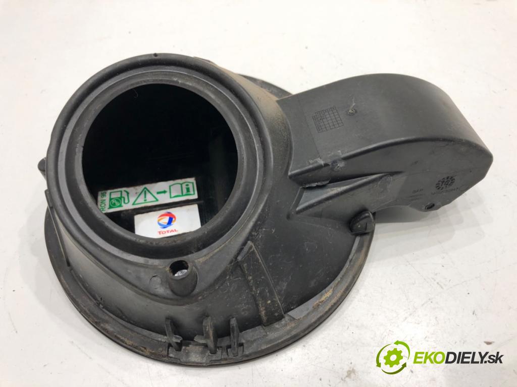 PEUGEOT 2008 I SUV 2016 96 kW 1.2 THP 130 / PureTech 130 1199 Dvierka nádrže paliva  (Kľučka dverí ostatné)