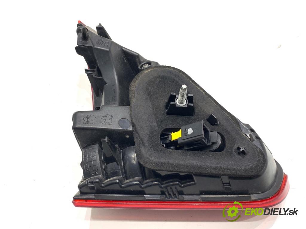 PEUGEOT 2008 I SUV 2016 96 kW 1.2 THP 130 / PureTech 130 1199 Svetlo zad pravá vnútorná 9814757280 (Kľučka dverí ostatné)