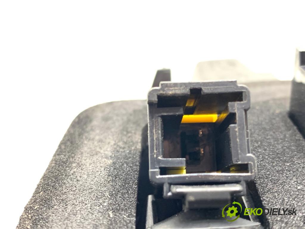 PEUGEOT 2008 I SUV 2016 96 kW 1.2 THP 130 / PureTech 130 1199 Svetlo zad pravá vnútorná 9814757280 (Kľučka dverí ostatné)