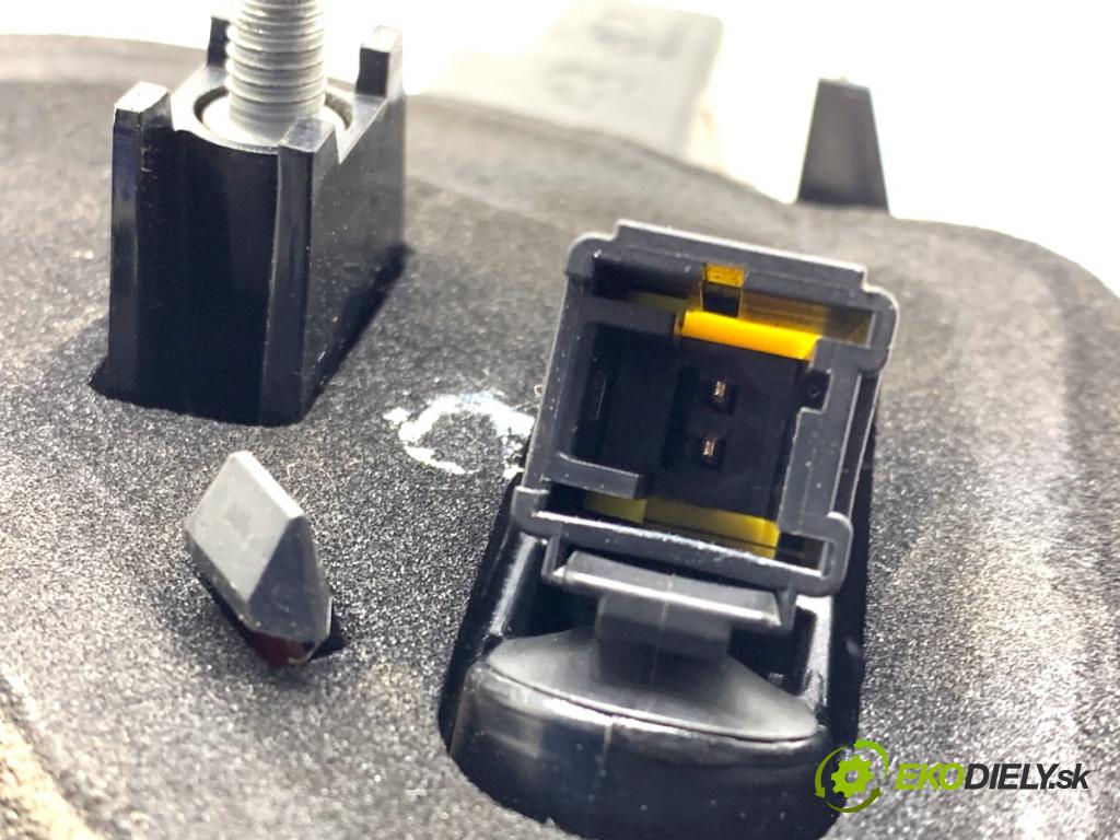 PEUGEOT 2008 I SUV 2016 96 kW 1.2 THP 130 / PureTech 130 1199 Svetlo zad ľavá strana vnútorná 9814758480 (Kľučka dverí ostatné)