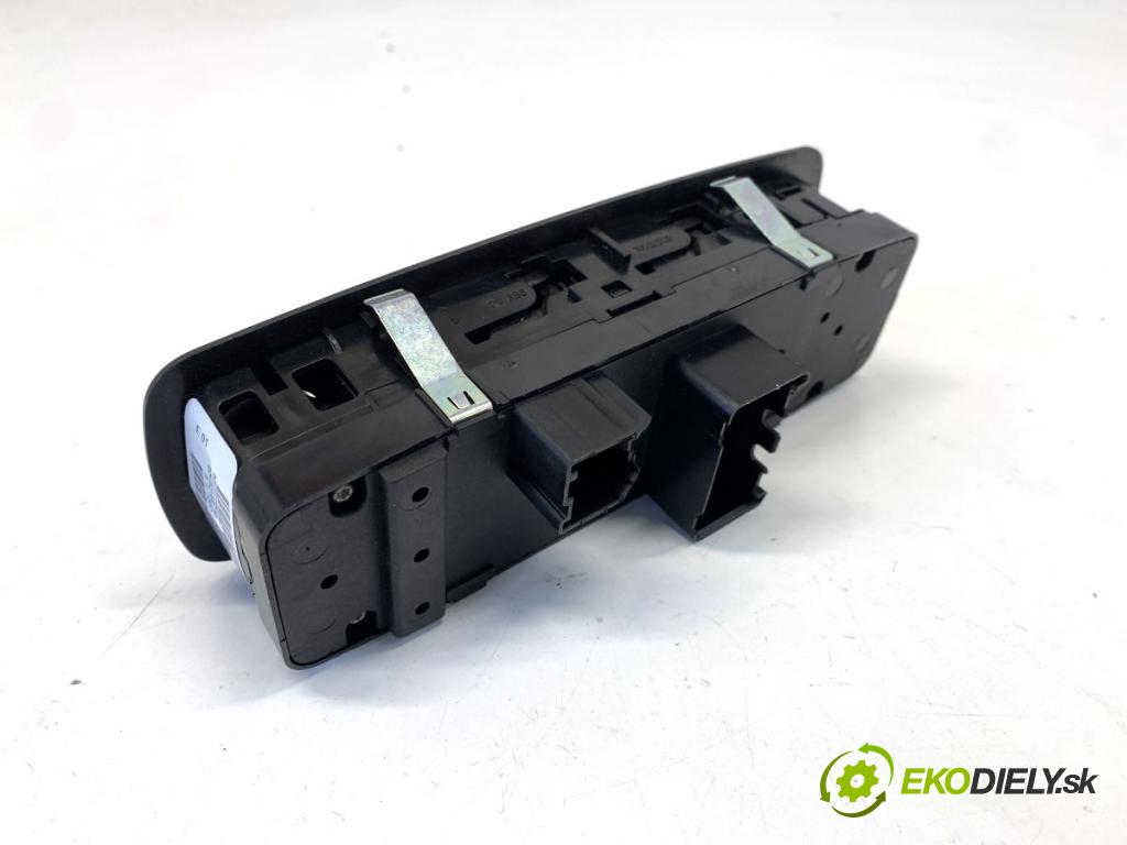 JEEP CHEROKEE KL SUV 2014 125 kW 2.0 CRD 4x4 1956 Prepínač okien  (Prepínacie páčky pod volantom)