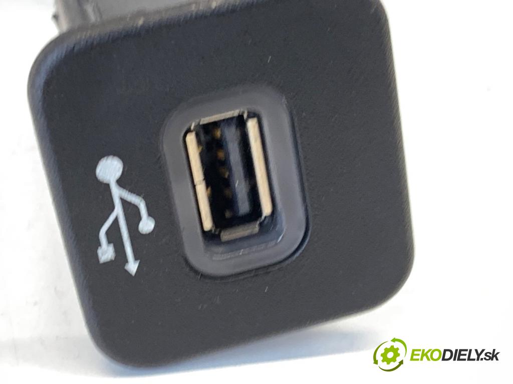 JEEP CHEROKEE KL SUV 2014 125 kW 2.0 CRD 4x4 1956 HNÍZDO: USB 68145140AC