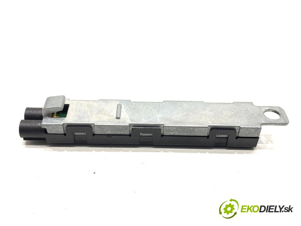 JEEP CHEROKEE KL SUV 2014 125 kW 2.0 CRD 4x4 1956 zesilovač Antenní: 05091854AB (Zesilovač)