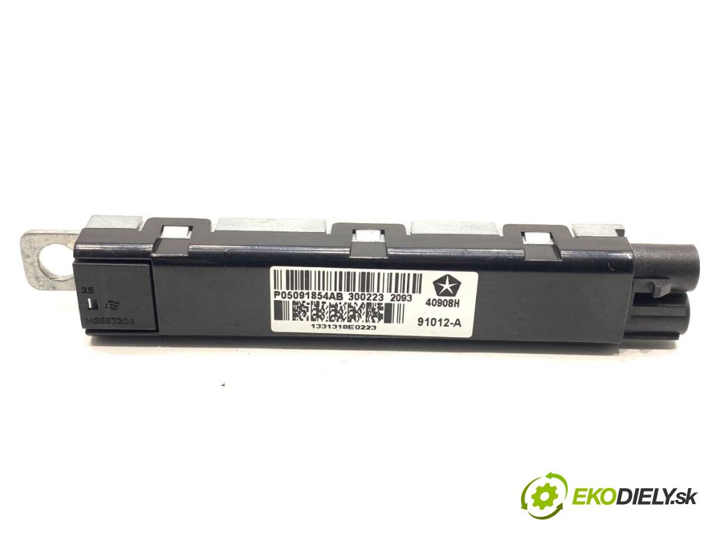 JEEP CHEROKEE KL SUV 2014 125 kW 2.0 CRD 4x4 1956 Zosilňovač Antenní: 05091854AB (Zosilňovač)