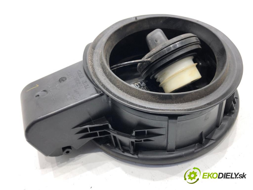 NISSAN MICRA K14 liftback 2020 74 kW 1.0 IG-T 100 999 Dvierka nádrže paliva  (Kľučka dverí ostatné)