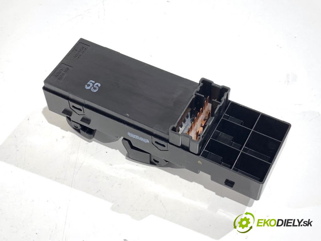 NISSAN MICRA K14 liftback 2020 74 kW 1.0 IG-T 100 999 Prepínač okien  (Prepínacie páčky pod volantom)